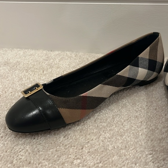 Burberry Flats - Picture 2 of 3
